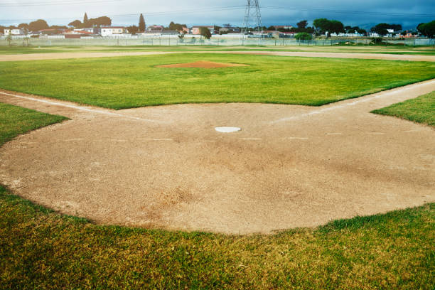 baseball, sport i trening z pustym boiskiem zewnętrznym lub trawiastym w ciągu dnia gotowym do gry. fitness, zdrowie i ćwiczenia z zewnętrznym miejscem do uprawiania sportu wyczynowego w celach rekreacyjnych - baseline home base baseball base zdjęcia i obrazy z banku zdjęć