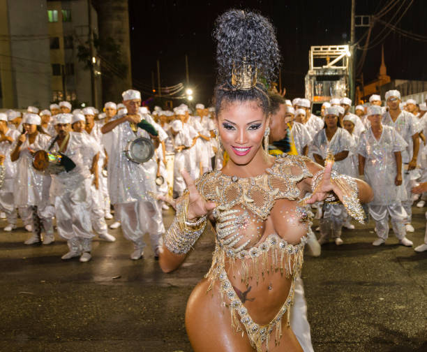 carnaval, brasil. rainha do tambor dançando na frente dos músicos. - rio de janeiro carnival samba dancing dancing - fotografias e filmes do acervo
