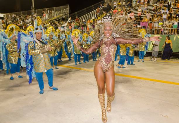 carnaval, brasil. reina del tambor. mujer afrobrasileña bailando frente a los músicos. - rio carnival brazil carnival rio de janeiro fotografías e imágenes de stock