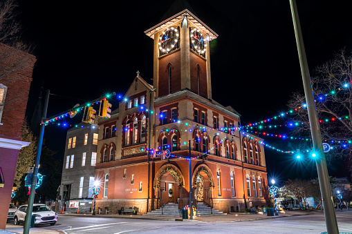 New Bern North Carolina - December 1 2022: The New Bern City Hall Building Illuminated at Night With Christmas Lights and Decorations