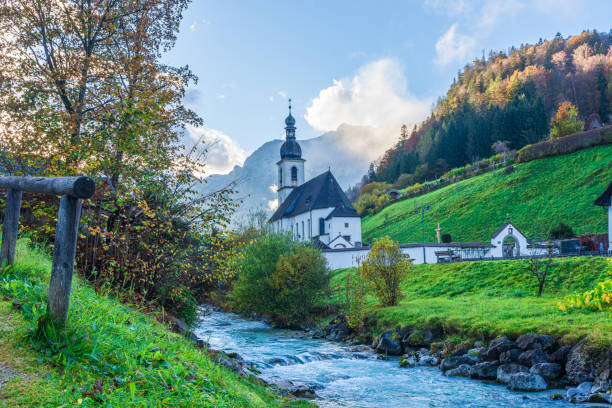 Chiesa Sankt Sebastian Kirche Ramsau in autunno al tramonto.