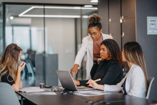 women's workgroup within the company women's workgroup within the company black business woman stock pictures, royalty-free photos & images