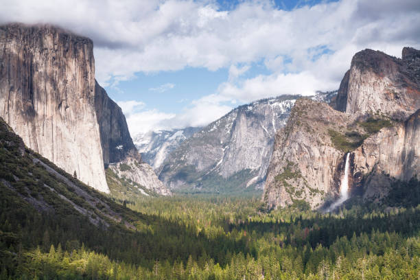 istock Tunnel View, famous viewpoint in Yosemite National Park 1446275878