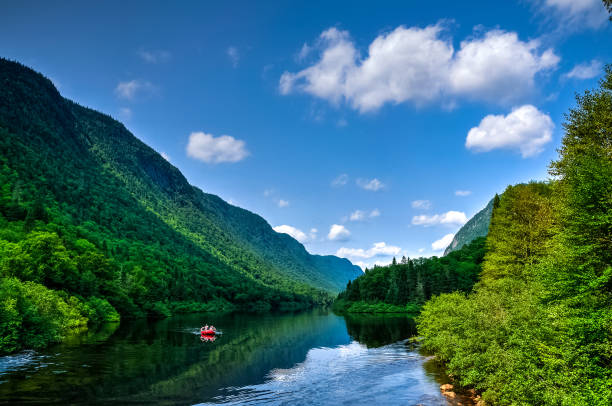 rafting down the river on a warm summer day - rafting beauty in nature blue canada imagens e fotografias de stock