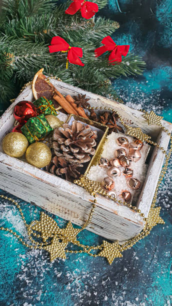 boże narodzenie i nowy rok. świąteczne tło z gałęziami jodły, choinką, świątecznymi zabawkami w pudełku i na śniegu. - cold stamping zdjęcia i obrazy z banku zdjęć