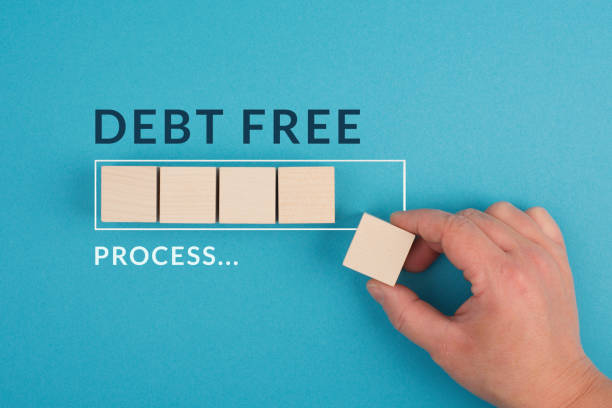 свободные от долгов в процессе стоят рядом с погрузочной планкой, заканчиваются кредитные платежи и банковские кредиты, финансовая свобод� - complimentary therapy стоковые фото и изображения