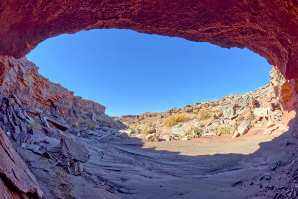 アリゾナ州の化石の森のティポニギャップ滝の下 - petrified forest national park ストックフォトと画像