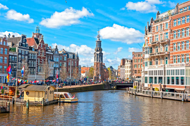 vista del canale di amsterdam e munttoren - amstel river foto e immagini stock