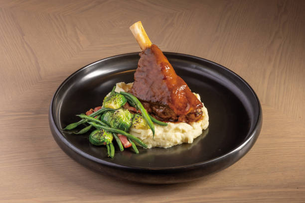 タイ料理のテーブルトップビューにマッシュポテトとサラダを添えたラムシャンク - lamb shank ストックフォトと画像