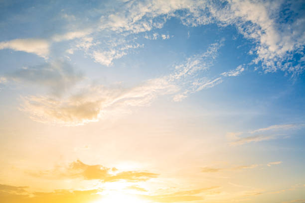 wunderschöner lebendiger himmel, der von der sonne gemalt wurde und helle goldene schattierungen hinterlässt. dichte wolken am dämmerungshimmel am winterabend. bild des wolkenhimmels am abend. abend lebhafter himmel mit wolken - sunrise sun cloudscape cloud stock-fotos und bilder