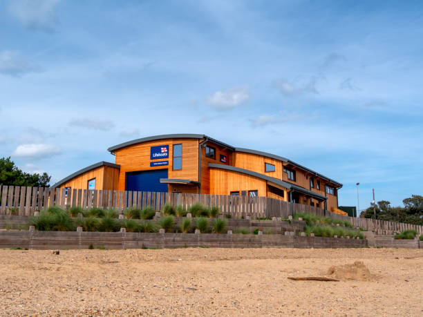 nouvelle maison de canots de sauvetage à wells-next-the-sea - sandcastle beach norfolk sand photos et images de collection