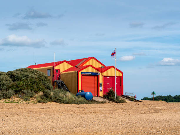 ウェルズネクストザシーの古い救命ボートハウス - sandcastle beach norfolk sand ストックフォトと画像