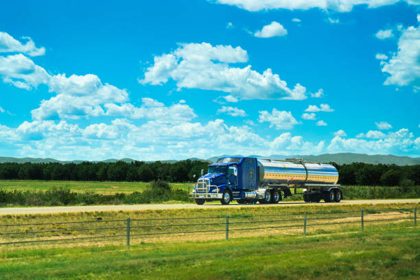 高速道路を走行する燃料タンカーセミトラック - 燃料トラック ストックフォトと画像