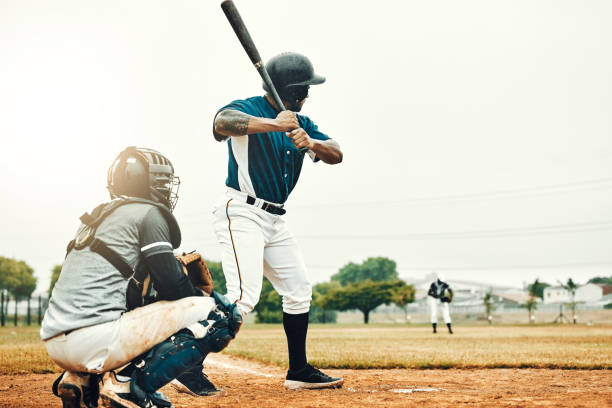 baseballista, drużynowa gra treningowa i baseballista kij baseballowy, aby uderzyć piłkę softballową na boisku. profesjonalny sportowiec z usa, koncentracja i motywacja na boisku sportowym do treningu fitness na stadionie - baseball player baseball holding bat zdjęcia i obrazy z banku zdjęć