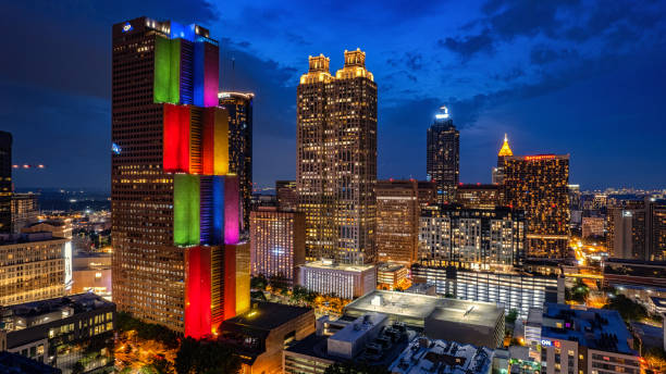 edificio di atlanta illuminato durante il mese del pride - atlanta pride foto e immagini stock