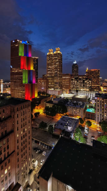 edificio di atlanta illuminato durante il mese del pride - atlanta pride foto e immagini stock