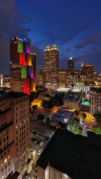 프라이드의 달 동안 조명이 켜진 애틀랜타 건물 - atlanta pride 뉴스 사진 이미지