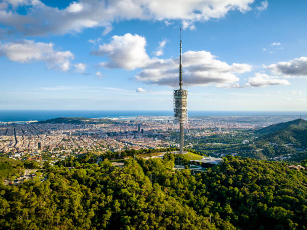 vista da torre collserola (torre de collserola) na montanha tibidabo em barcelona - mount tibidabo - fotografias e filmes do acervo