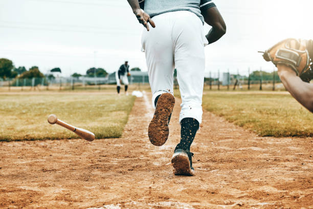 béisbol, juego deportivo y hombre corriendo en la competencia de partidos para ganar la victoria, ejercicio o entrenamiento físico vista trasera. motivación del atleta, lanzamiento y corredor rápido haciendo entrenamiento de energía en el campo de sof - home run fotografías e imágenes de stock