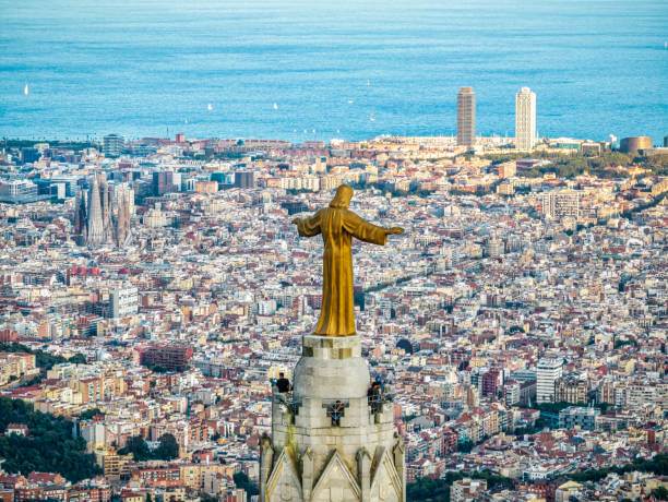 estátua de jesus com os braços estendidos na igreja de sagrat cor com barcelona ao fundo - mount tibidabo - fotografias e filmes do acervo