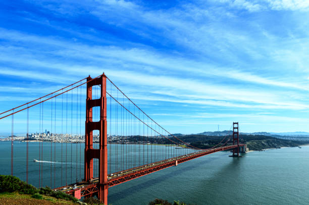 golden gate bridge, san francisco al atardecer - san francisco bay area fotos fotografías e imágenes de stock