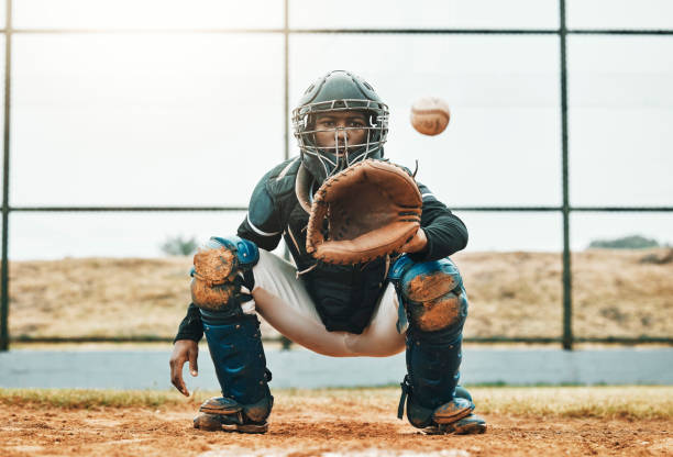 baseball, catch e sport in campo per gioco, punto o segnare con la palla su un campo all'aperto. lanciatore uomo nero con guanto in allenamento sportivo, esercizio fisico e fitness in partita competitiva - guanto da baseball foto e immagini stock