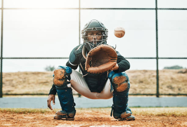 야구, 캐치 및 스포츠를 위해 경기장에서 게임, 포인트 또는 득점 야외의 필드에서 공으로 득점. 경쟁 경기에서 스포츠 훈련, 운동 및 피트니스에서 미트를 가진 흑인 투수 - catchers mitt baseball sport catching 뉴스 사진 이미지
