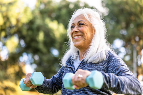 mujer hispana mayor que hace ejercicio con pesas - 7003 fotografías e imágenes de stock
