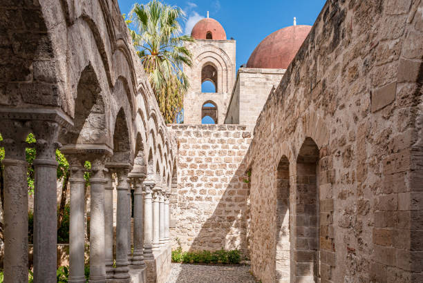 il chiostro della chiesa arabo-normanna di san giovanni degli eremiti a palermo - stile normanno foto e immagini stock