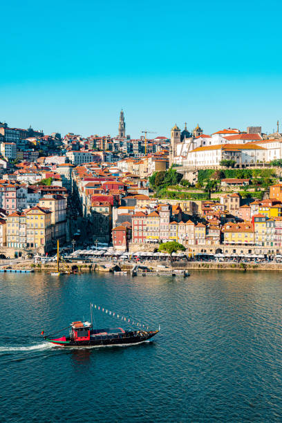 porto innenstadt mit douro fluss und traditionellen portweinbooten - harbor city stock-fotos und bilder