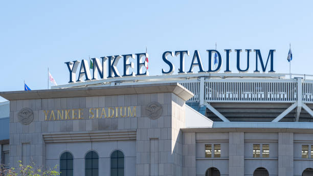le panneau yankee stadium est vu à new york, ny, états-unis - new york yankees photos et images de collection