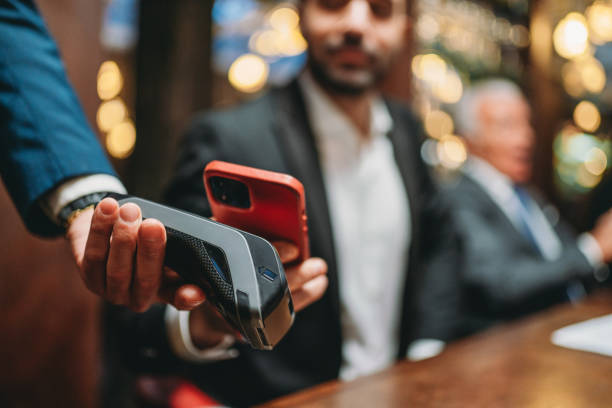 ein mann bezahlt die rechnung im restaurant mit seinem smartphone - restaurant chef gourmet dining stock-fotos und bilder