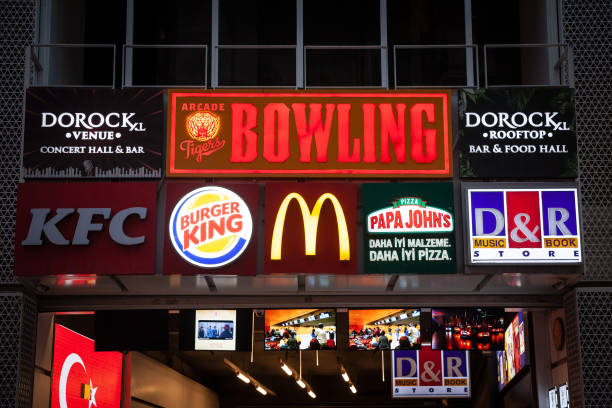 이스탄불의 미국 패스트 푸드 브랜드 및 체인, 즉 kfc, 맥 도날드, 브루거 킹 및 파파 존스의 로고. - burger king 뉴스 사진 이미지