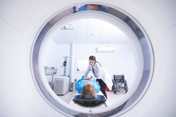 krebspatient und moderne behandlung - medical equipment x ray cancer oncology stock-fotos und bilder
