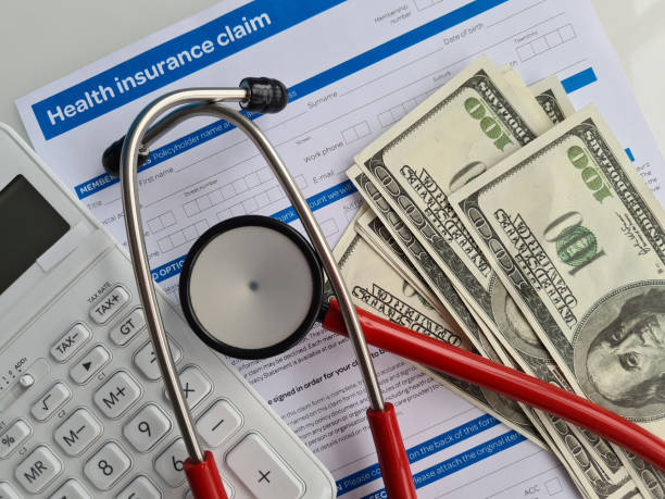 zwrot kosztów leczenia z formularzem roszczenia ubezpieczenia zdrowotnego i stetoskopem z pieniędzmi - medical insurance zdjęcia i obrazy z banku zdjęć