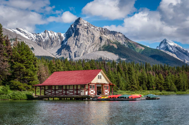 la rimessa per barche del lago maligne nel parco nazionale di jasper - lago maligne foto e immagini stock