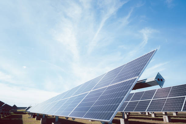 impianto solare (cella solare) con la nube sul cielo, clima caldo provoca una maggiore produzione di energia, energia alternativa per conservare l'energia del mondo, idea di modulo fotovoltaico per la produzione di energia pulita - renewable energy photography color image horizontal foto e immagini stock