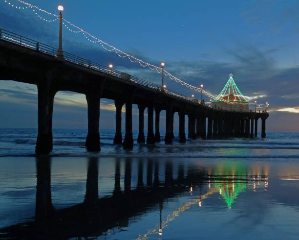 istock Manhattan Beach Pier At Christmas 1446397543