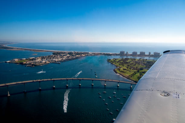 vue aérienne d’un avion au-dessus du pont coronado à san diego en californie avec des bateaux dans l’eau - day san diego california harbor downtown district photos et images de collection