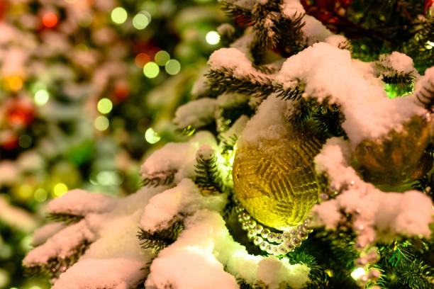 weihnachtsspielzeug im schnee am baum. - star shape illuminated christmas christmas market stock-fotos und bilder