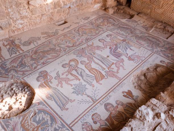 mosaik im hippolytos-saal, das griechisch-römische mythologische figuren und menschliches leben in madaba darstellt - greco roman fotos stock-fotos und bilder