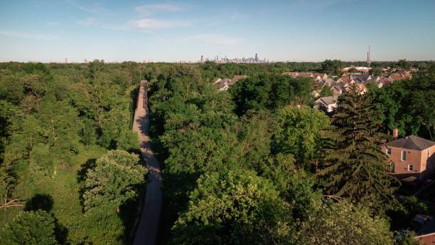 ujęcie lotnicze rezerwatu leśnego chicago ze szlakiem rowerowym - forest preserve zdjęcia i obrazy z banku zdjęć