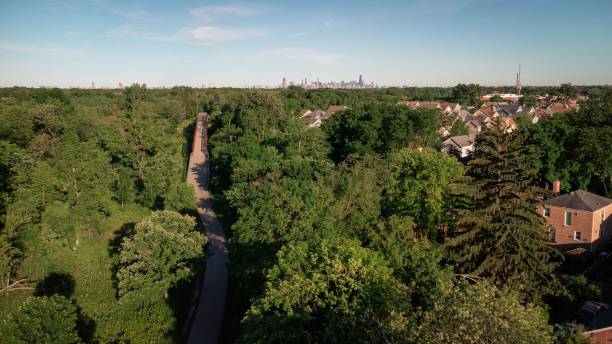 аэрофотоснимок чикагского лесного заповедника с велосипедной дорожкой - forest preserve стоковые фото и изображения