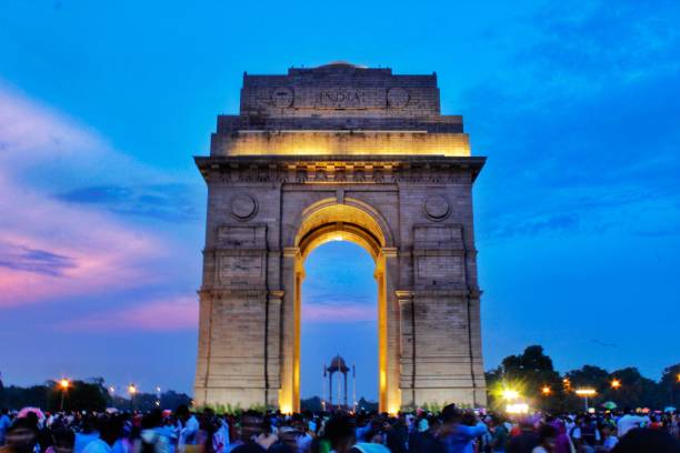 歴史的な場所のインド門の観光客の夕方の景色。 - new delhi india night government ストックフォトと画像