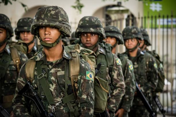 soldati dell'esercito brasiliano durante la parata militare per celebrare l'indipendenza del brasile - army parade weapon military foto e immagini stock