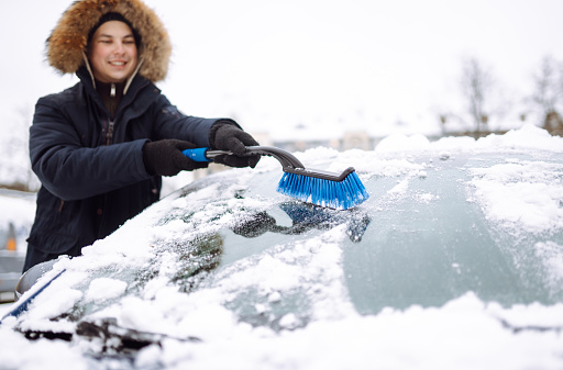 Junger Mann Putzt Schnee Aus Dem Auto Mit Bürste Stockfoto und mehr Bilder  von Abschaben - Abschaben, Arbeiten, Auto - iStock