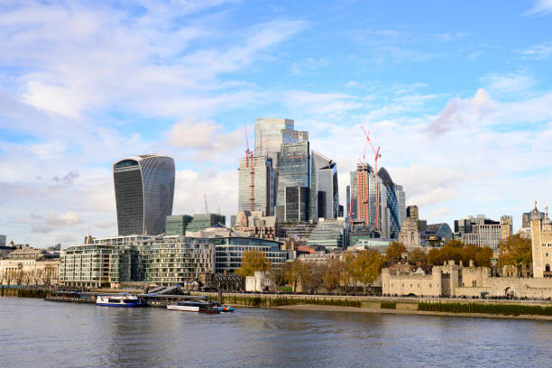 秋のシティ・オブ・ロンドンと金融街 - crane skyline uk tower of london ストックフォトと画像