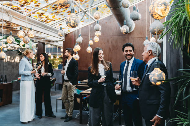 empresarios conversan juntos durante un evento de teambuilding en un restaurante de lujo - hotel restaurant women luxury fotografías e imágenes de stock