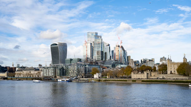 런던 시와 유네스코 세계문화유산 - crane skyline uk tower of london 뉴스 사진 이미지