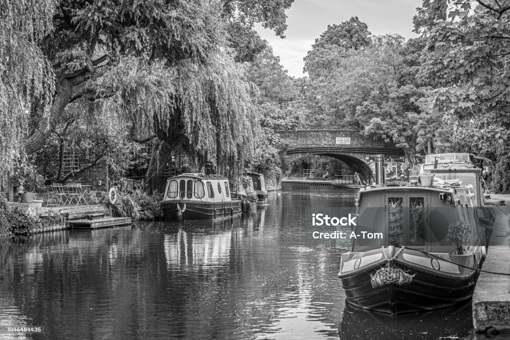 Houseboats on the Regent's Canal in London in black and white Ruhig im Wasser liegende Hausboote auf dem Regent’s Canal im Londoner Stadtteil Camden - Bild in Schwarz-Weiß Black And White Stock Photo